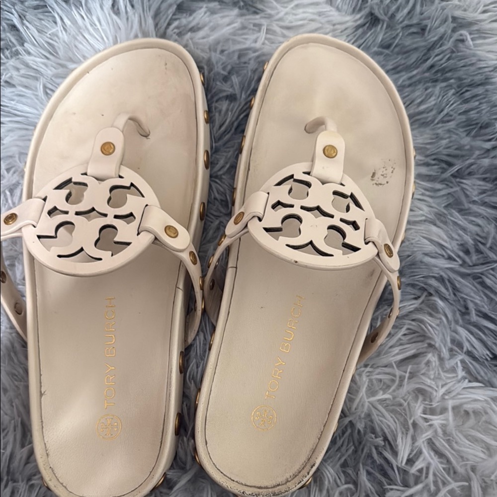 Tory Burch Cream Sandals with Iconic Medallion Design - Picture 1 of 3